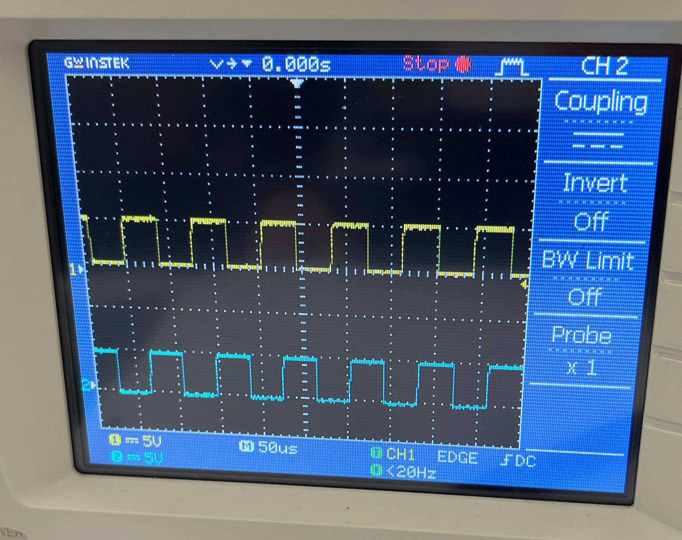 Oscilloscope trace of quadrature signal in anti-clockwise (negative) direction. The 0 V datum point is marked by the triangles on the left hand side of the screen.
